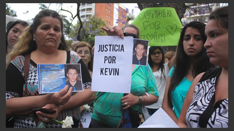 Familiares y amigos de Kevin se juntaron en Tribunales para pedir justicia. (Alan Monzón/Rosario3.com)