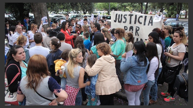 Toda esta gente participó de la movida este jueves por la mañana. (Alan Monzón/Rosario3.com)