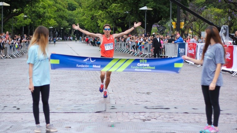 El ganador de los 10 kilómetros llegando a la meta. (Alan Monzón/Rosario3.com)