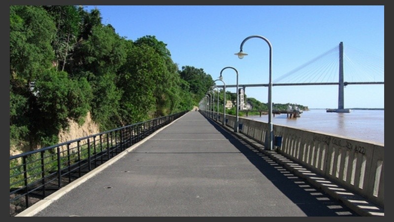 Paseo del Caminante, Costa Alta, sobre la ribera del Paraná, cuenta con un sendero peatonal de 600 metros y un muelle fijo que se interna en el río.