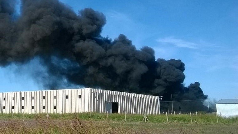 Así se veía desde la ruta el humo desde la fábrica. 