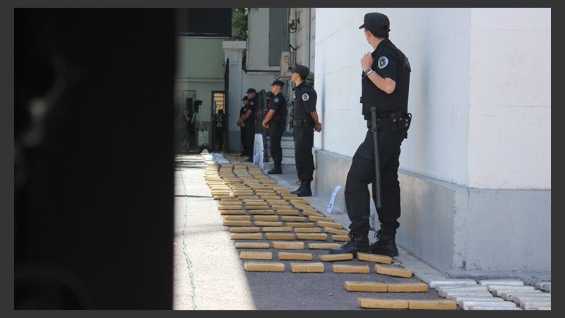 Lo droga incautada se mostró en la sede de la Policía Federal.