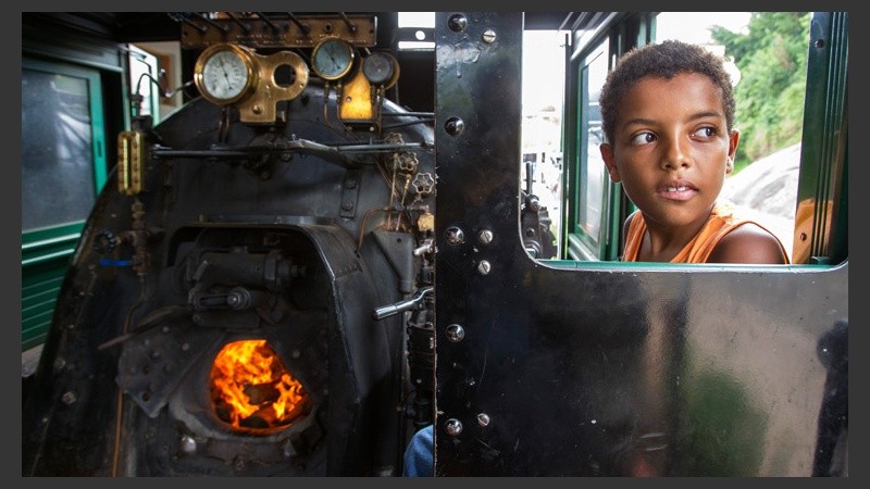 Un joven en la caldera de la locomotora de casi cien años de antigüedad. (EFE)