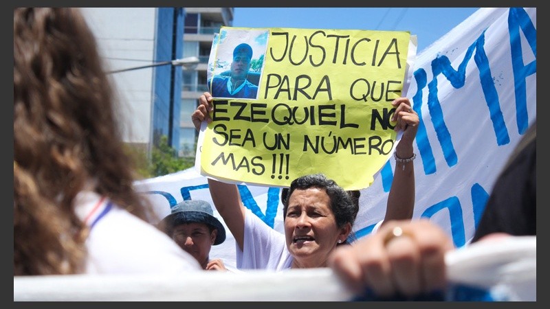 Familiares y amigos de algunas de las víctimas por inseguridad exigieron justicia en Tribunales. (Alan Monzón/Rosario3.com)