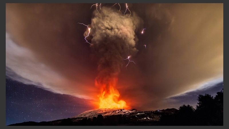 Imagen de la erupción tomada por un fotógrafo italiano.