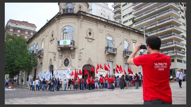 Muchos militantes se acercaron al Palacio Vasallo este miércoles por la mañana. (Alan Monzón/Rosario3.com)
