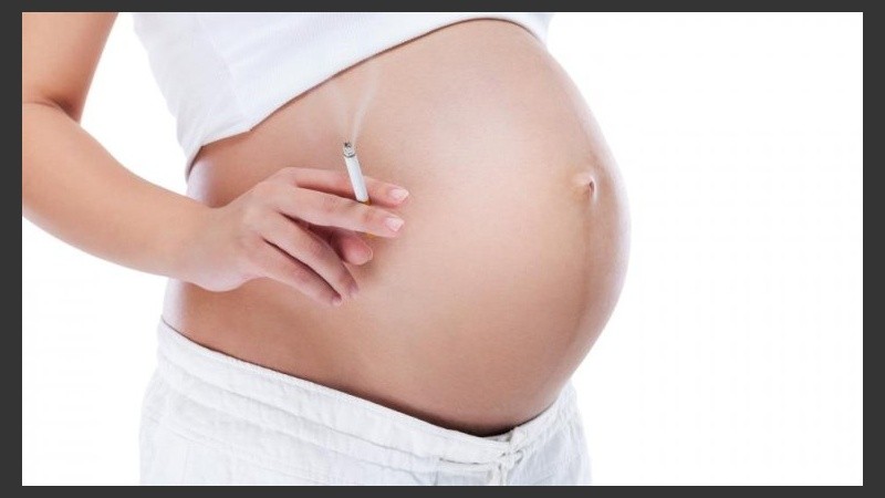 Fumar durante la gestación se asocia con numerosos efectos negativos para un correcto desarrollo del bebé.