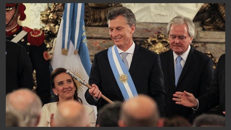 El bastón que recibió Macri fue hecho por un orfebre de Mercedes. 