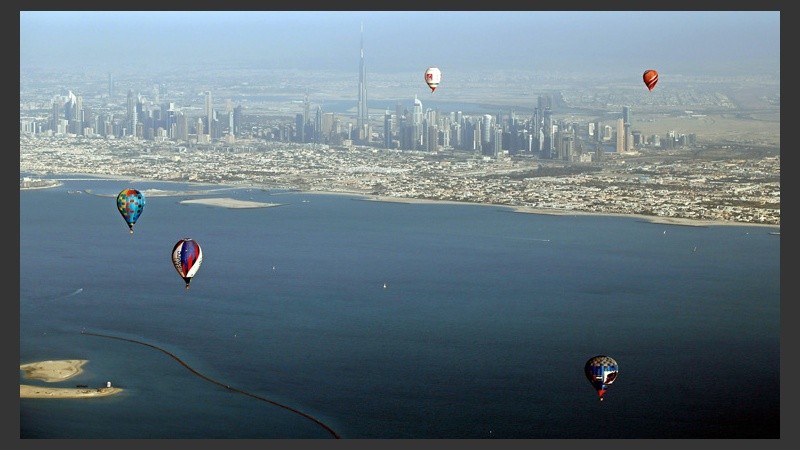Globos aerostáticos adornaron el cielo de Dubai. (EFE)