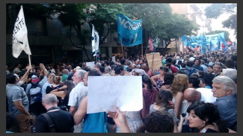En Rosario, la concentración se realizó frente a la sede local de Afsca.