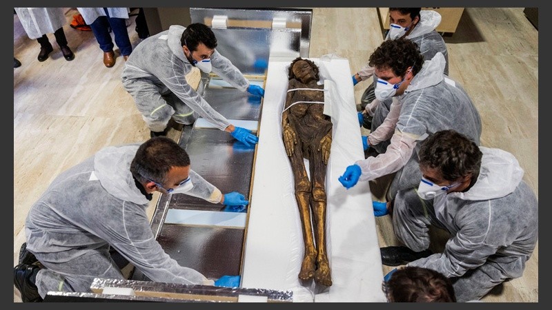 Exponen la momia guanche mejor conservada en un museo de Madrid. (EFE)