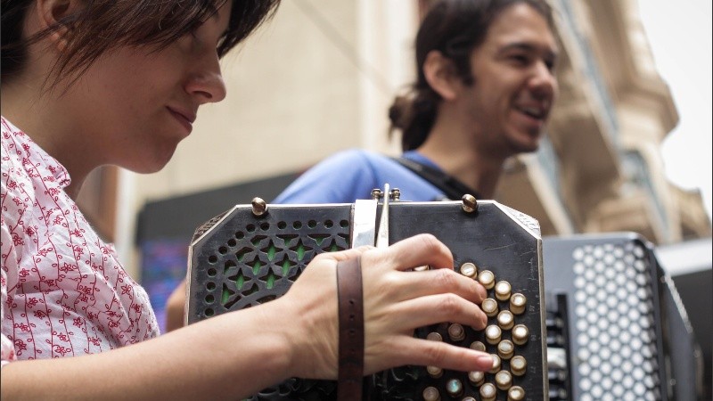 “Canción de la Ciudad” es una serie documental multisoporte que narra las historias y reproduce las melodías de músicos callejeros de Rosario. 