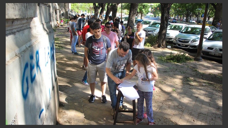 Las personas debieron ingresar sus datos en una planilla antes de vacunarse. (Rosario3.com)