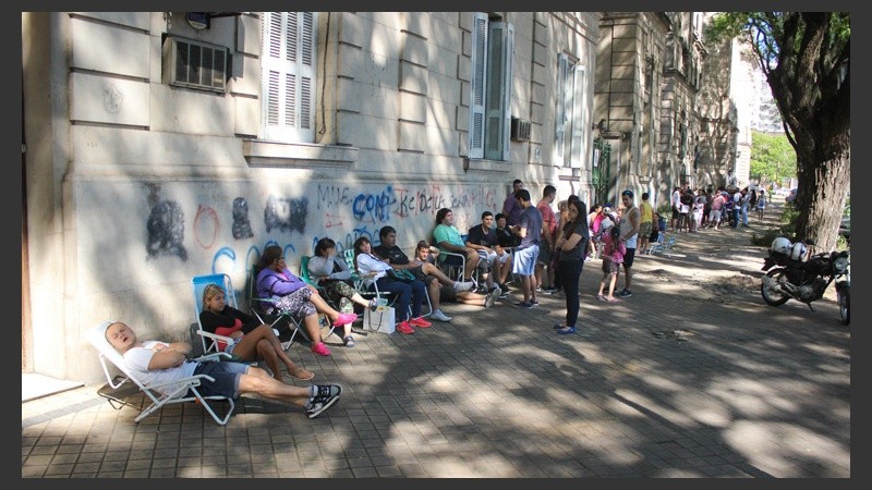 Así se veía la puerta de la Unidad Sanitaria de Frontera en avenida Belgrano al 800 este miércoles. (Rosario3.com) 