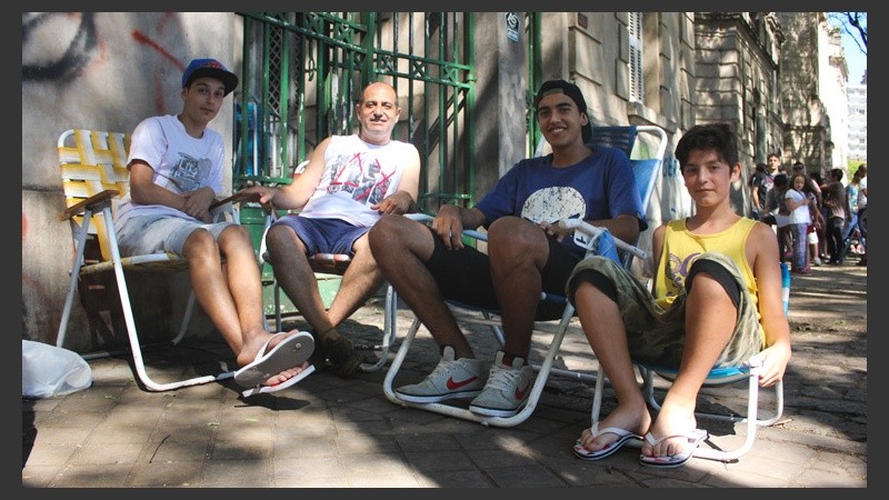 Una familia esperando su turno para vacunarse. (Rosario3.com)