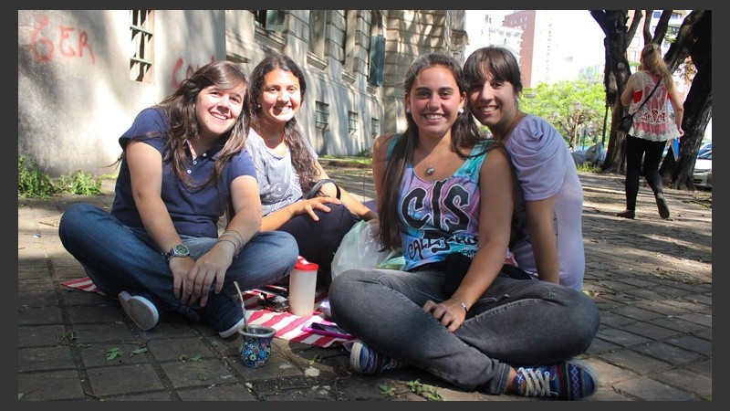Las chicas fueron las últimas a las que se les entregaron números. (Rosario3.com)