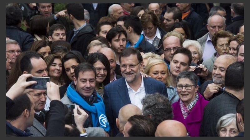 Rajoy en una de sus recorridas de campaña.