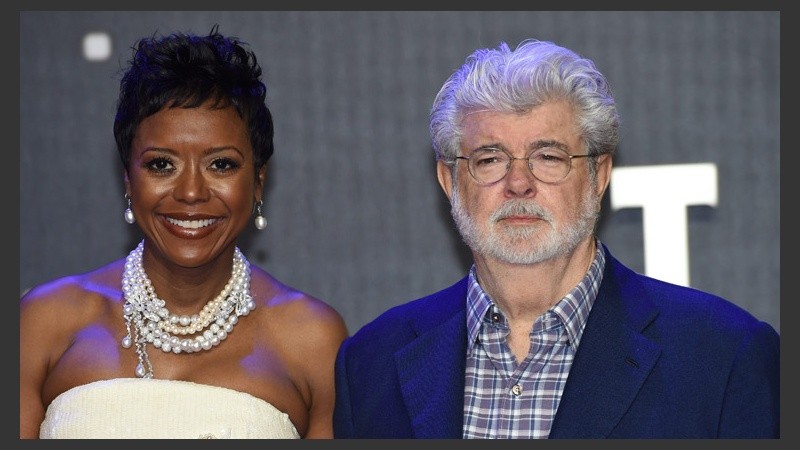 George Lucas junto a su esposa en la avat premiere en Inglaterra. (EFE)