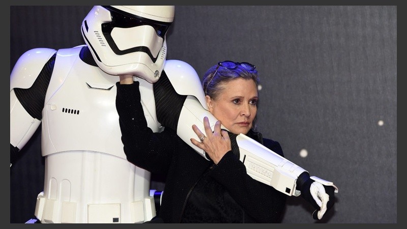 Carrie Fisher posa junto a uno de los personajes Stormtrooper este miércoles. (EFE)