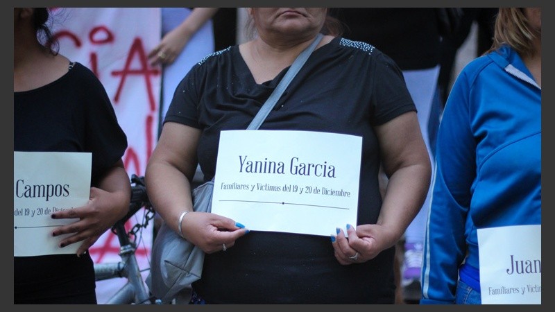 Postales del acto recordando a las víctimas de la represión del 2001 frente a los Tribunales provinciales. (Rosario3.com)