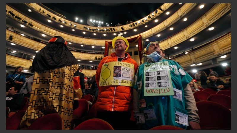 En el teatro de Madrid estos muchachos fueron disfrazados. El sorteo es muy popular en aquel país europeo. (EFE)