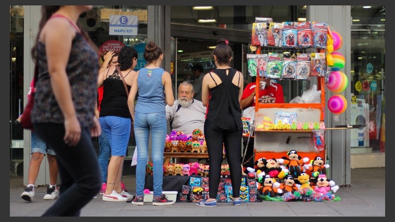 A pocas horas de la Nochebuena, los rosarinos realizaron sus compras en diferentes lugares. (Rosario3.com)