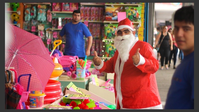 Un Papá Noel visto en un comercio saluda a cámara este jueves. (Rosario3.com)