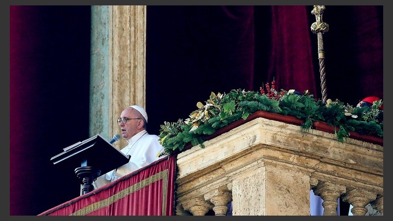 El papa Francisco este viernes de Navidad en el balcón del Vaticano. (EFE)