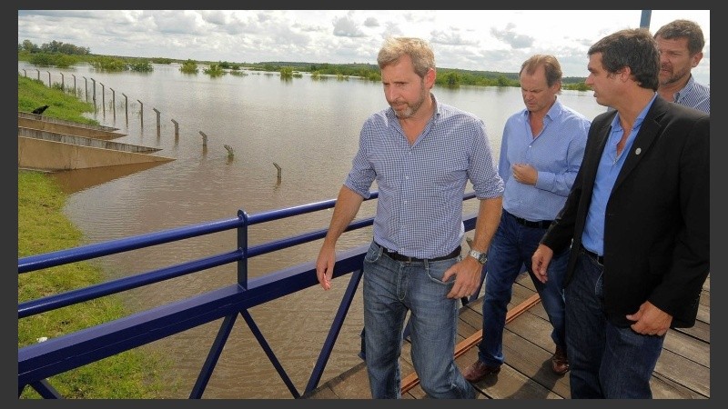 El ministro del Interior recorrió las zonas inundadas. 