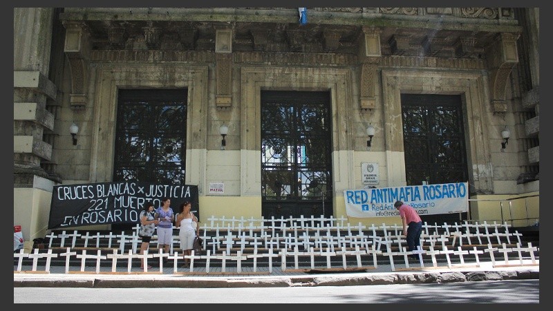 La protesta fue en la puerta de la sede de Gobernación por calle Santa Fe. (Rosario3.com)