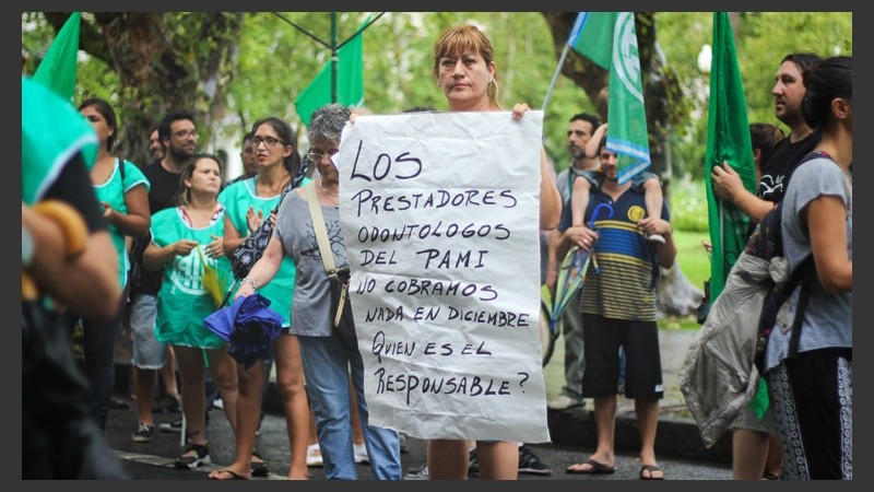 Una mujer muestra uno de los carteles visto en la marcha. (Rosario3.com)
