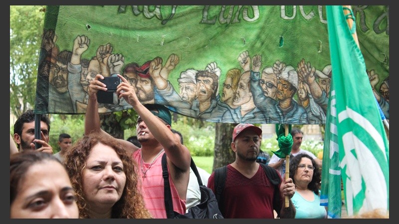 Trabajadores reclamaron derechos este martes lluvioso. (Rosario3.com)