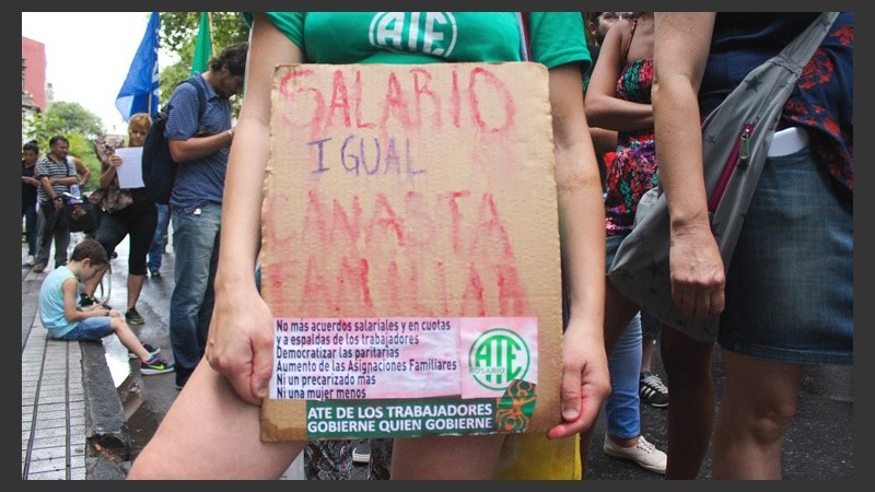 Algunos de los reclamos plasmados en un cartel un tanto mojado. (Rosario3.com)