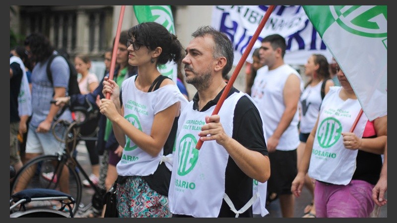 Trabajadores marcharon por las calles de la ciudad este martes. (Rosario3.com)