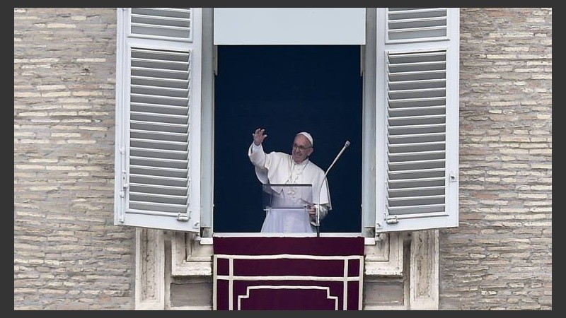 El Papa saluda a la multitud desde la ventana del palacio apostolico sobre la plaza San Pedro durante el Angelus del primer día del año. 