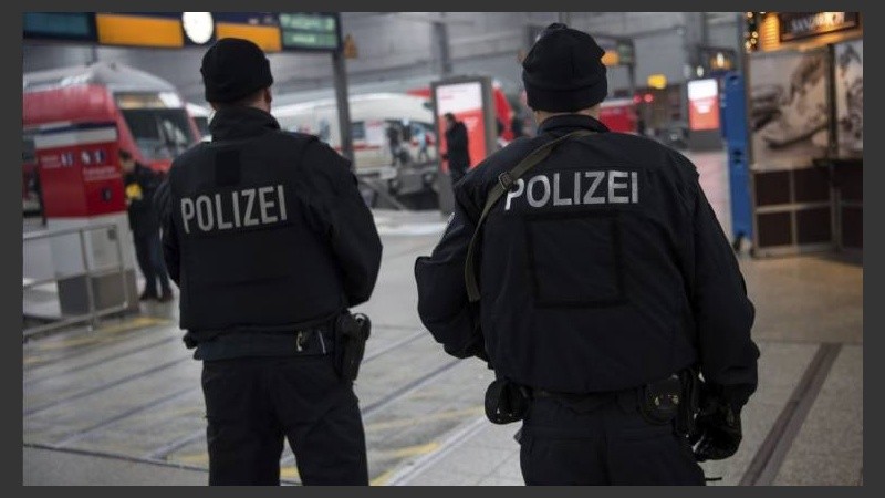 Policías hacían guardia en la estación de tren de Múnich (Alemania) en este 1° de enero de 2016. 