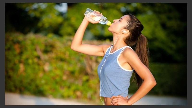 Para beber más agua por día, las especialistas recomendaron tener siempre una botella o vaso al alcance de la mano.