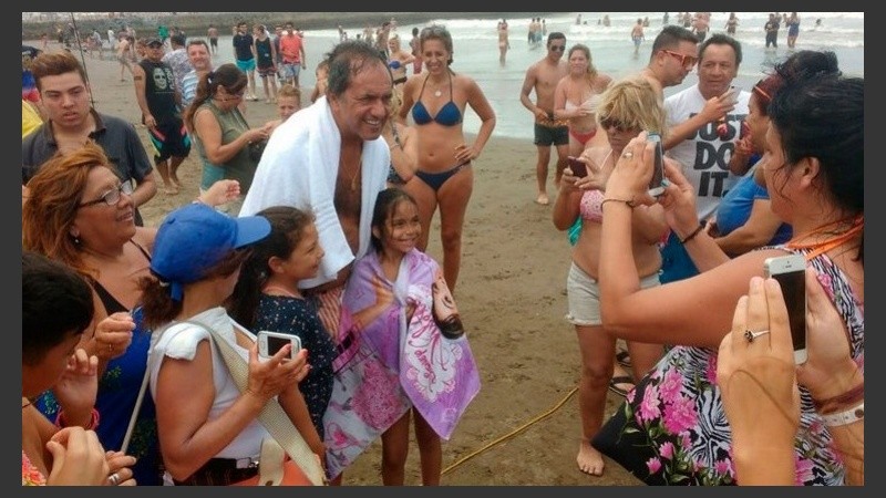El ex gobernador bonaerense está de vacaciones en Mar del Plata.