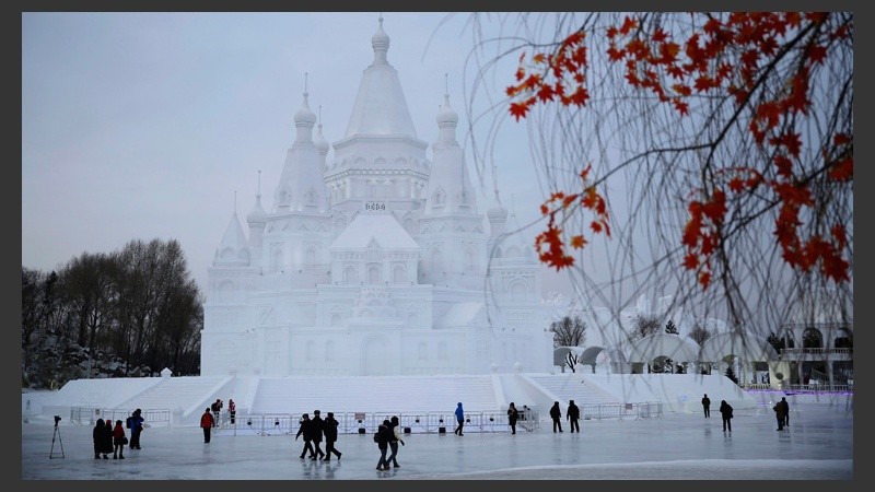 Grandes estructuras hechas con hielo en un gran festival en China. (EFE)
