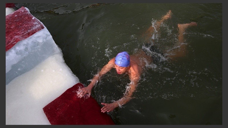 Este competidor enfrenta al frío en plena agua helada. (EFE)