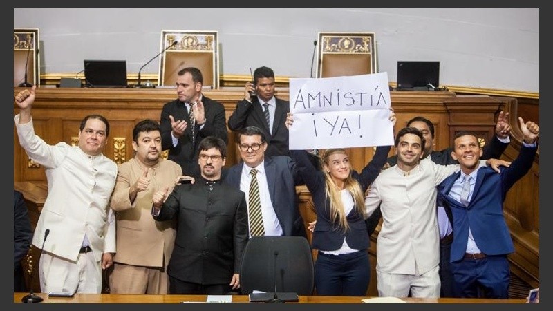La mujer de Leopoldo López junto a diputados de la oposición venezolana.