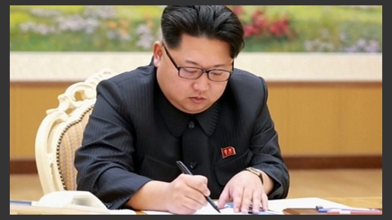 Foto de agencia North Korean Central exhibida por agencia Yonhap muestra al líder norcoreano Kim Jong mientras firma orden para la prueba nuclear.