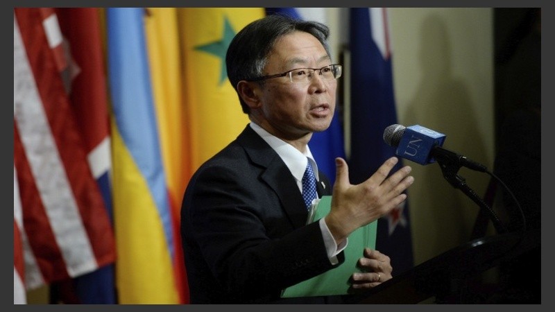 Embajador japonés ante ONU, Motohide Yoshikawa durante la rueda de prensa en sede de la ONU, para evaluar repercusiones del ensayo nuclear.