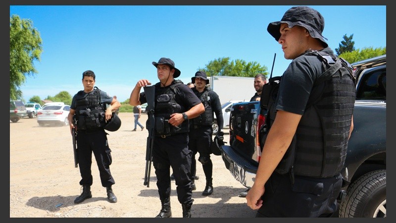 Distintas fuerzas de seguridad participan de la búsqueda. (Alan Monzón/Rosario3.com)