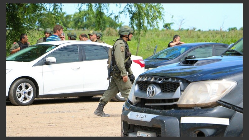 Uno de los uniformados visto en una estación de servicio en la localidad de Franck, lugar donde concentraron las fuerzas de seguridad. (Alan Monzón/Rosario3.com)