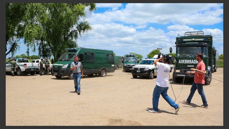 Parte del equipo de El Tres saliendo en vivo durante el noticiero del mediodía. (Alan Monzón/Rosario3.com)