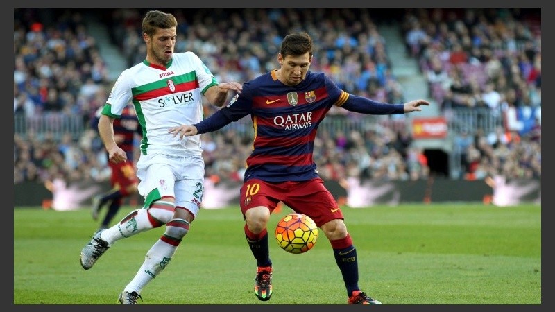 Leo Messi disputa la pelota con el centrocampista del Granada Rubén Pérez.