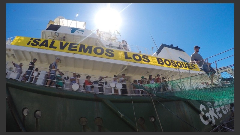El barco de Greenpeace llegó a Rosario el domingo. Y desde este lunes puede ser visitado. (Alan Monzón/Rosario3.com)