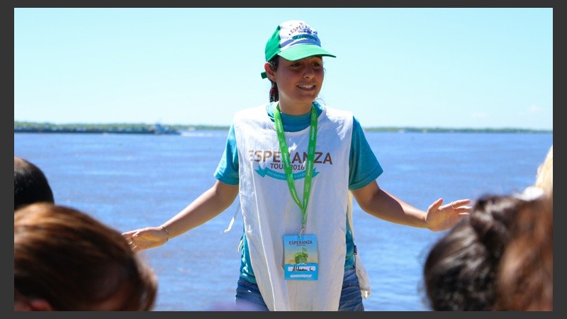 Voluntarios explican a los visitantes las funciones de cada sector del barco. (Alan Monzón/Rosario3.com)