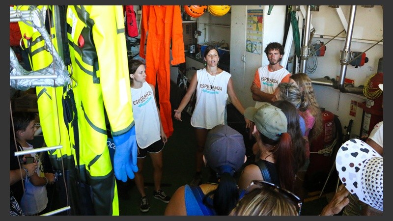 Parte de la tripulación cuentan sus experiencias arriba del barco. (Alan Monzón/Rosario3.com)